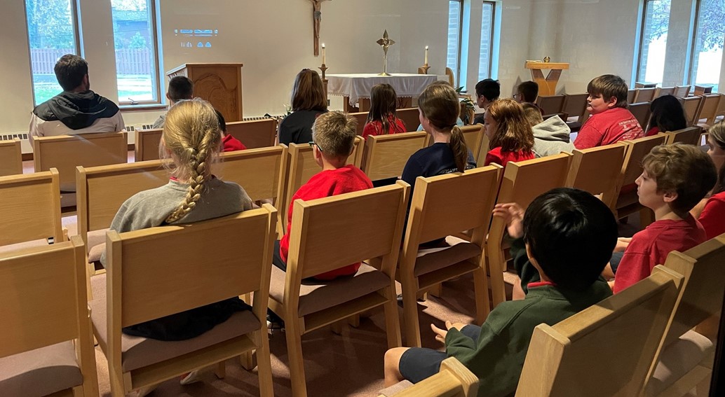 students pray at adoration