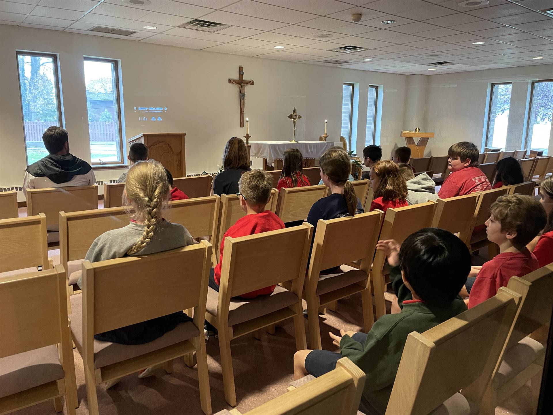 students pray at adoration