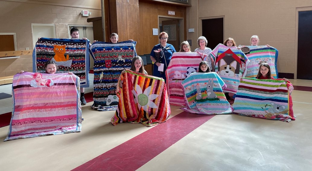 sewing club shows off their quilts